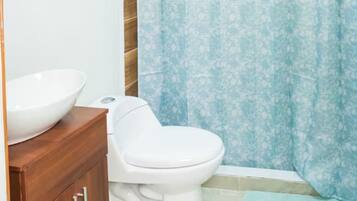 Comfort Townhome, Private Pool | Bathroom | Shower, free toiletries, towels, soap