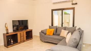 Comfort Townhome, Private Pool | Living area