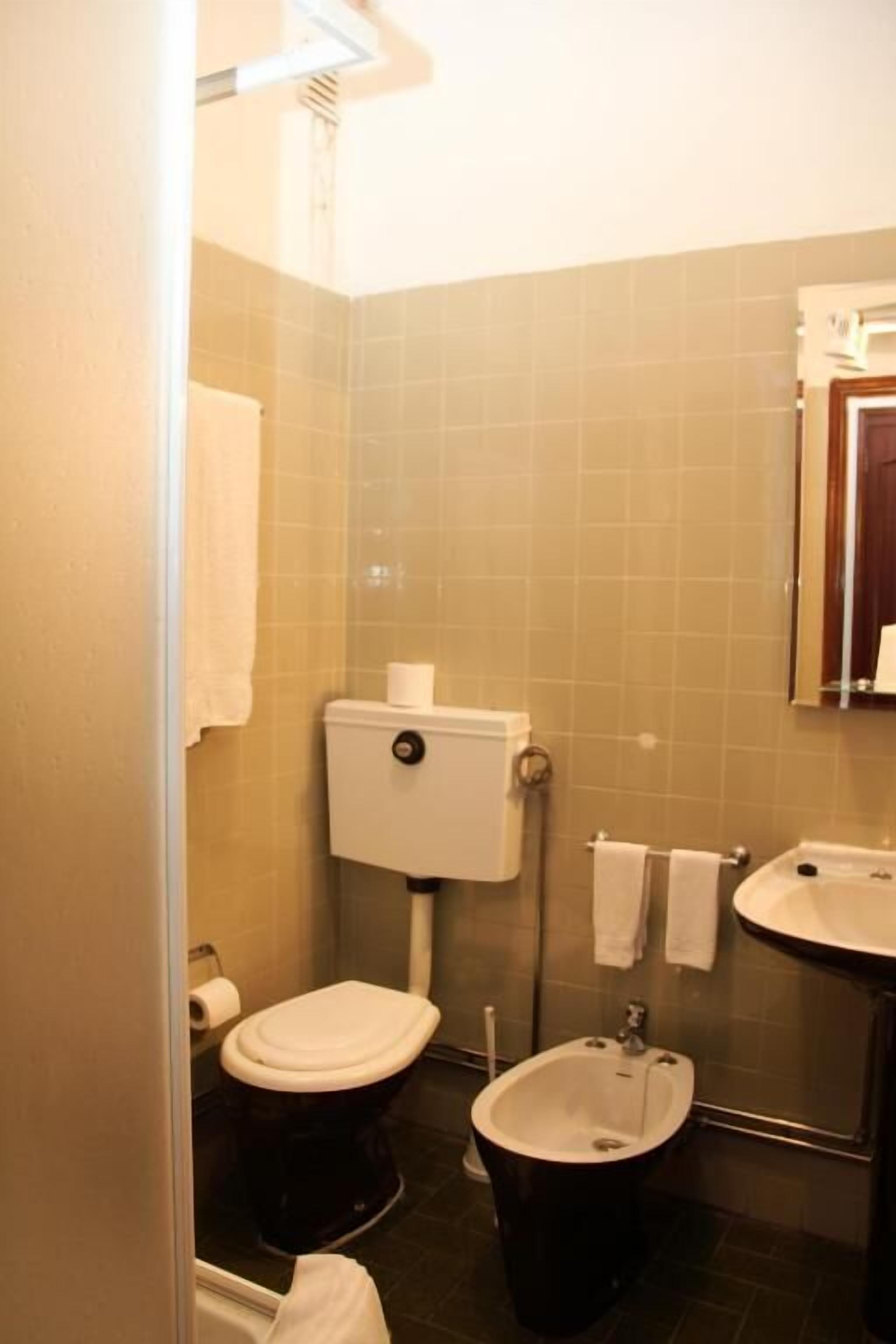 غرفة كلاسيكية بسريرين منفصلين - منظر للجبل | حمام