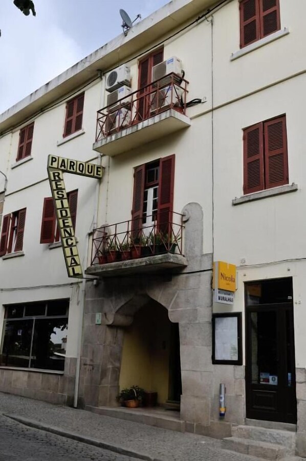 A building with a sign reading "PARQUE RESIDENCIAL" and a sign for "Nicola". - Residencial Parque (Celorico da Beira)