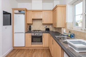 Jääkaappi, mikroaaltouuni, uuni, liesi