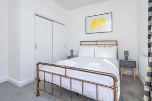 3 bedrooms, iron/ironing board, internet, bed sheets - 2BDR Flat in Peckham with Free Parking (Greater London)
