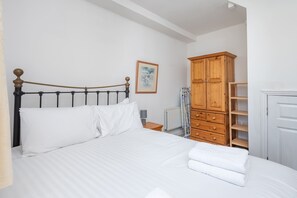 3 makuuhuonetta, silitysrauta/-lauta, internet, vuodevaatteet