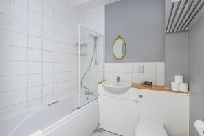Shower, shampoo - 2BDR Flat in Peckham with Free Parking (Greater London)