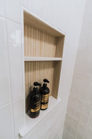 Haartrockner, Handtücher, Toilettenpapier