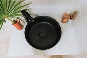 Hårføner, håndklær og toalettpapir