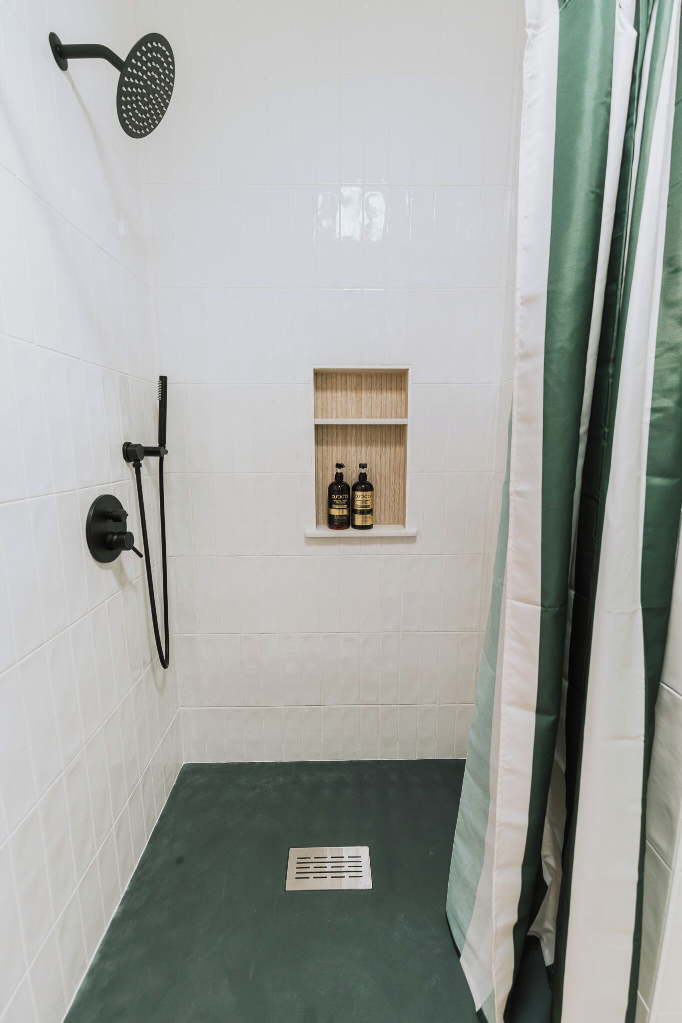 Séchoir à cheveux, serviettes fournies, papier de toilette