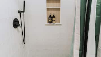 Séchoir à cheveux, serviettes fournies, papier de toilette