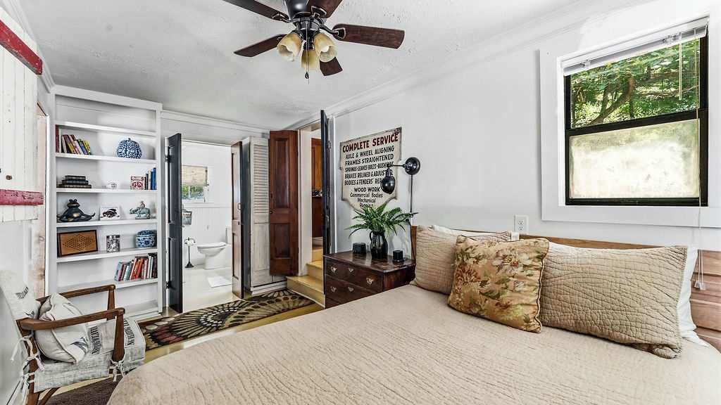 2 bedrooms, desk, WiFi, bed sheets