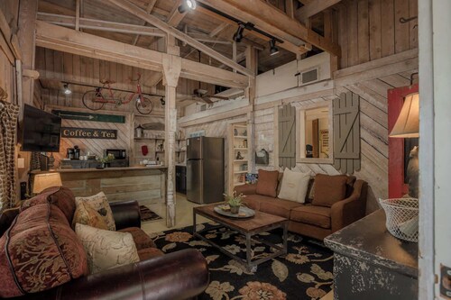 Charming Downtown Cottage with Free Parking