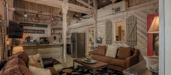 Charming Downtown Cottage with Free Parking