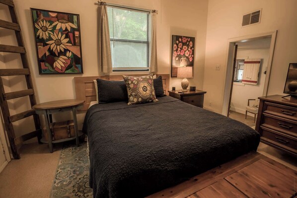 2 bedrooms, WiFi, bed sheets - Charming Downtown Cottage with Free Parking (Eureka Springs)