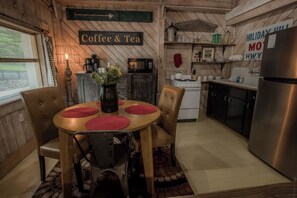 Fridge, microwave, stovetop, coffee/tea maker - Charming Downtown Cottage with Free Parking (Eureka Springs)