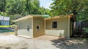 Exterior - Charming Downtown Cottage with Free Parking (Eureka Springs)
