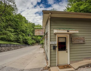 Exterior detail - Charming Downtown Cottage with Free Parking (Eureka Springs)