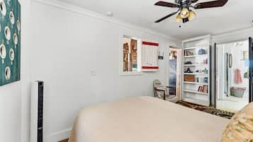 2 bedrooms, desk, WiFi, bed sheets