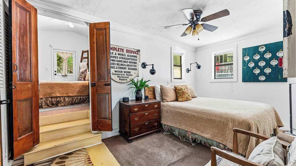 2 bedrooms, desk, WiFi, bed sheets