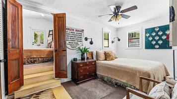 2 bedrooms, desk, WiFi, bed sheets