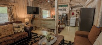 Charming Downtown Cottage with Free Parking