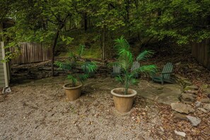 Terrace/patio - Charming Downtown Cottage with Free Parking (Eureka Springs)