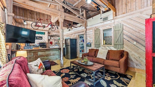 Charming Downtown Cottage with Free Parking