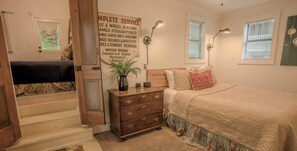 2 bedrooms, desk, WiFi, bed sheets