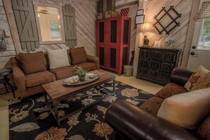 TV - Charming Downtown Cottage with Free Parking (Eureka Springs)