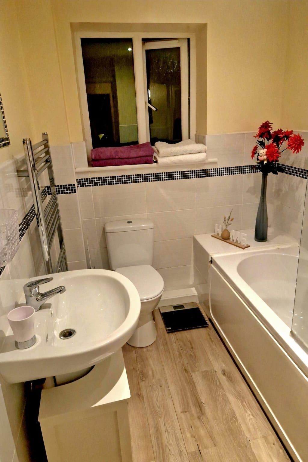 Een haardroger, handdoeken, zeep, toiletpapier