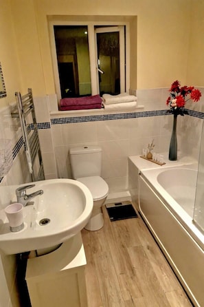 Haartrockner, Handtücher, Seife, Toilettenpapier