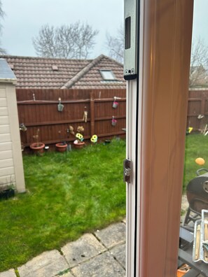 Property grounds - Cosy very warm house in North of Bristol in a very good location (Bristol)