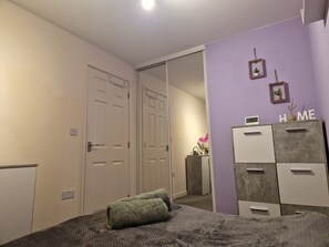 3 bedrooms, iron/ironing board, WiFi, bed sheets - Cosy very warm house in North of Bristol in a very good location (Bristol)