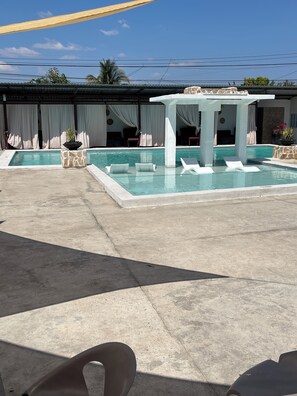 Quarto casal família | Piscina | 4 piscinas externas