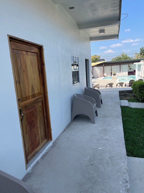 Terrace/patio - Cinco Rosas Resort (San Salvador)