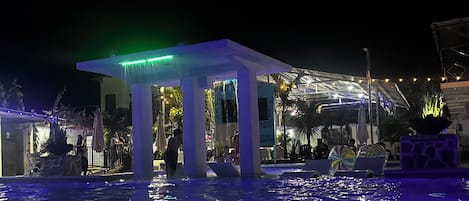 4 つの屋外プール