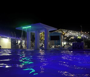 4 outdoor pools