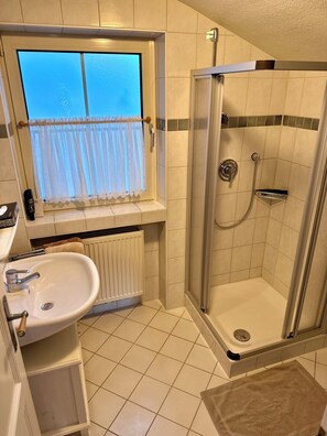 Douche, sèche-cheveux, serviettes fournies