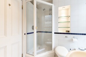 Shower, hair dryer - Classic Pimlico Townhouse (London)