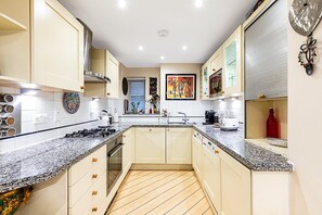 Fridge, microwave, dishwasher, coffee/tea maker - Classic Pimlico Townhouse (London)