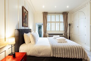 2 bedrooms, iron/ironing board, Internet - Elegant Highgate Garden Retreat (London)