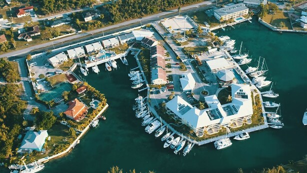Vue aérienne d’une marina avec de nombreux quais et des bateaux.