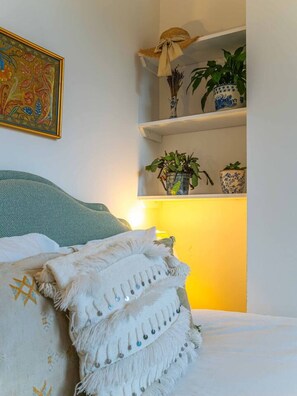 Bureau, lit de bébé portatif, Wi-Fi, literie fournie