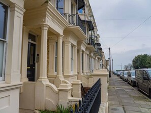 A row of traditional terraced houses with a black metal fence in front. - Rosebay – Boutique Stay in Margate 2 beds nr Beach (Margate)