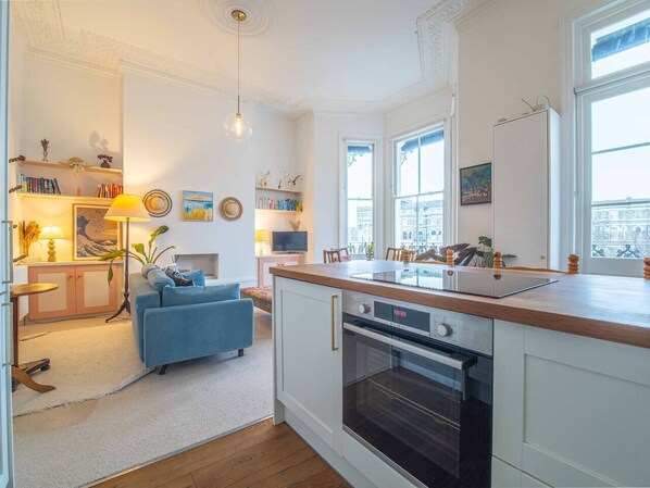 Fridge, oven, stovetop, dishwasher