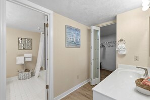 Condo, varias camas (Sherwin Condominium 901) | Baño