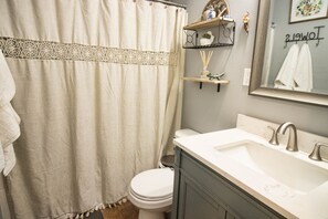 Hårføner, bidé, håndklær og såpe