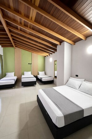 Familiekamer, uitzicht op de stad | Een laptopwerkplek, verduisterende gordijnen