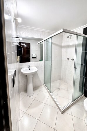 Standard Double Room | Bathroom | Shower, towels, soap, toilet paper - Hotel Verony La 70 - Laureles (Medellín)