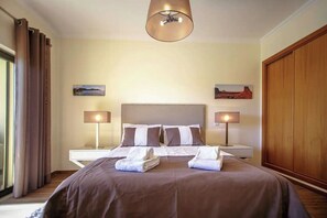 2 chambres, fer et planche à repasser, Wi-Fi, draps fournis