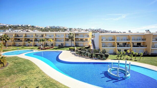 A resort with a large swimming pool, multiple balconies, and a view of the surrounding area. - Elegant and cocooning in a luxury residence near the Marina (Albufeira)