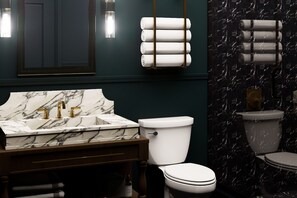 Habitació doble Deluxe | Caixa forta a l'habitació, cortines opaques i planxa i posts de planxar 